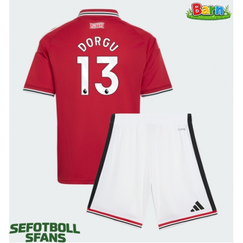 Manchester United Patrick Dorgu #13 Hemmaställ Barn 2026-27 Kortärmad (+ Korta byxor) Manchester United Patrick Dorgu #13 Hemmaställ Barn 2026-27 Kortärmad (+ Korta byxor)